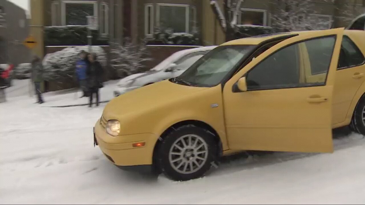 snowy vehicles slip and slide in Vancouver 😯😯😯😯😯😯😯👍👍👍👍👈