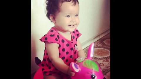 Brincando no cavalinho - Playing on the horse - घोड़े पर खेल रहा था - #shorts #linda #bebe #viral