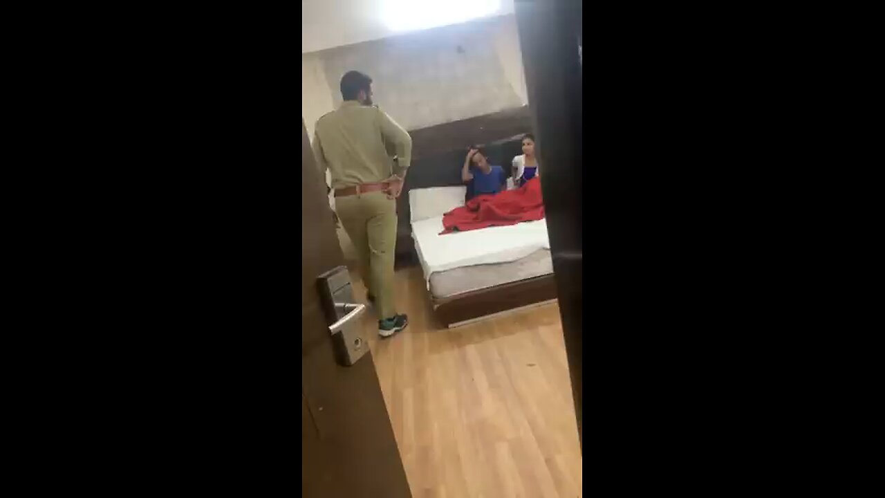 police ne pakada hotel mai