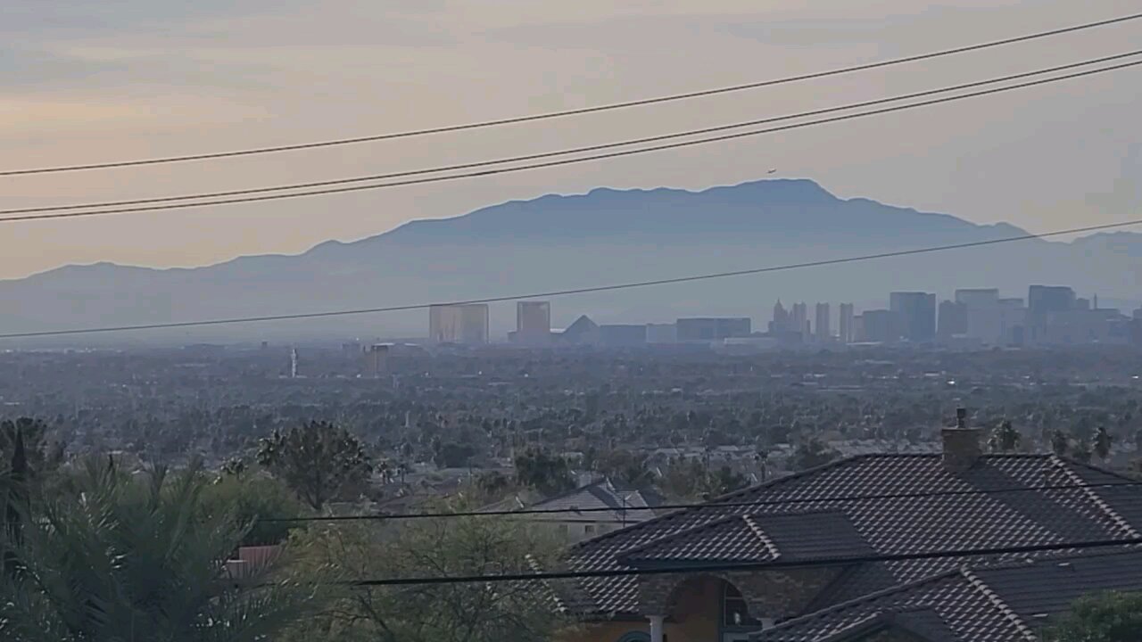 Did you see the smoggy skies over Las Vegas today? Check this out! 12.19.2024 #follow #lasvegas