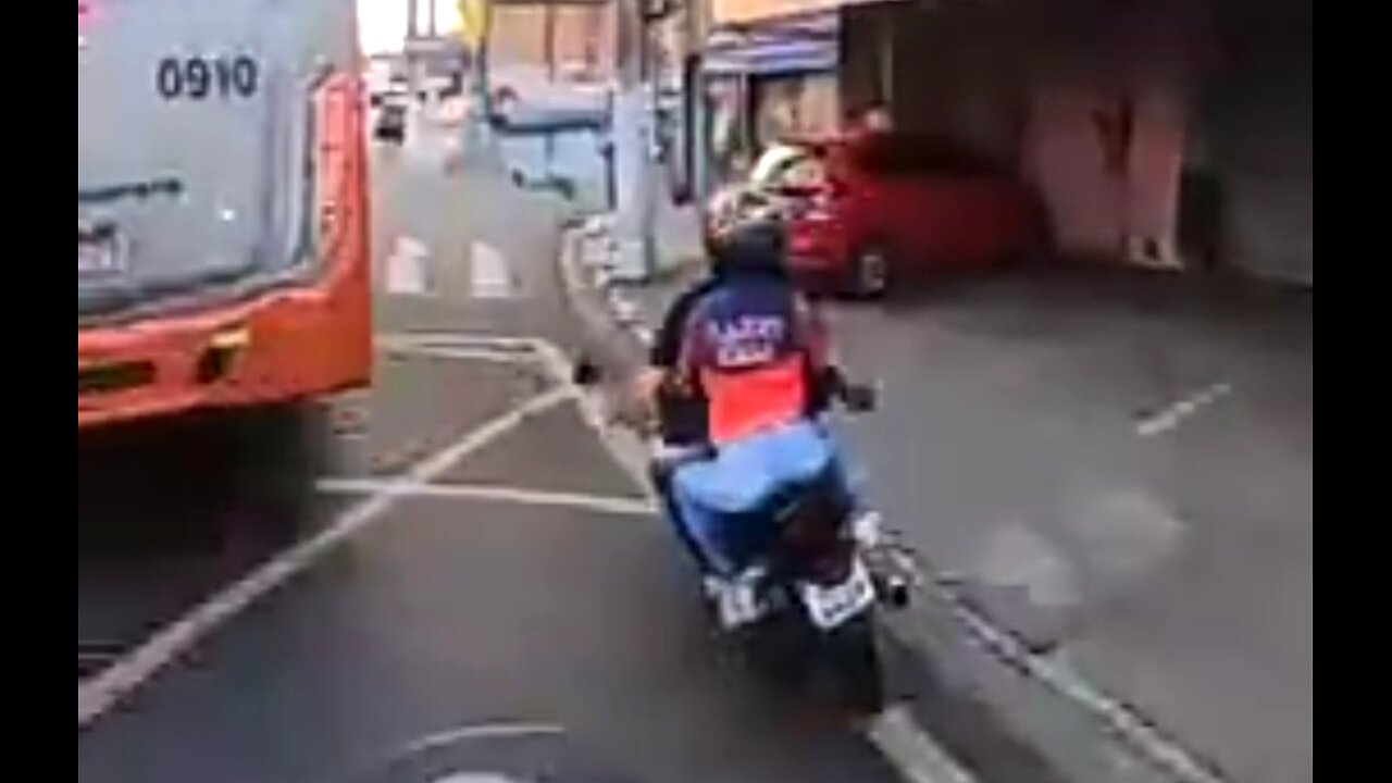 CRAZIEST MOTORCYCLE POLICE CHASE 😲