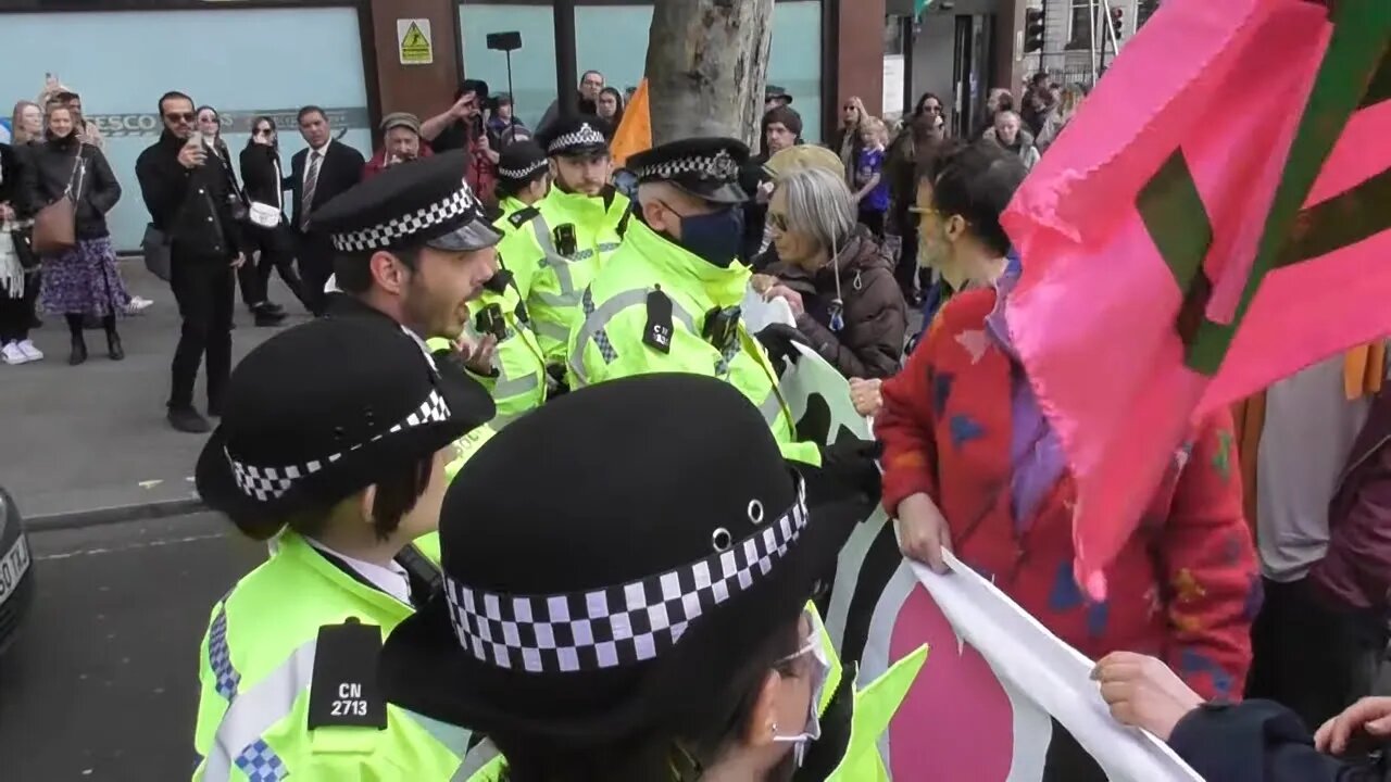 Car Drivers Angrey Extinction Rebellion Shut Down Trafalgar Square #exstinctionrebellion