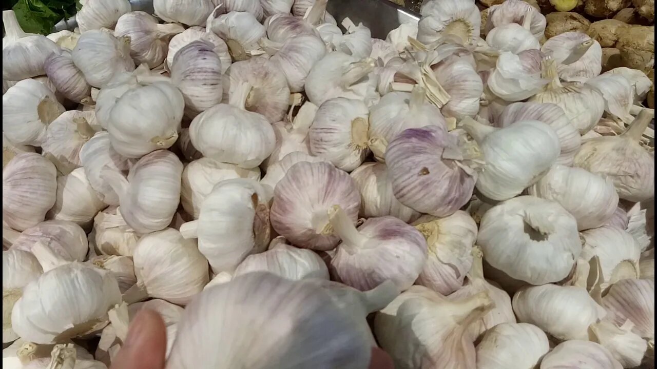 我今天买的美味:压榨花生油,米粉,葱,生抽,蒜头,草莓,椰汁牛乳,五花肉,香菜,上海青,金针菇,鸡精