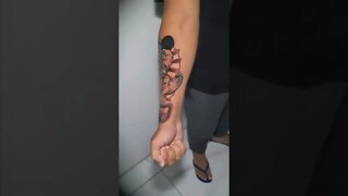 Mais uma tatuagem em andamento.