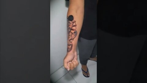 Mais uma tatuagem em andamento.