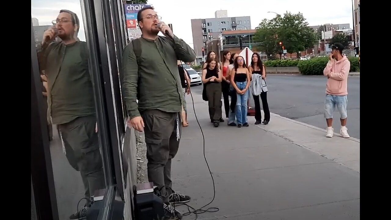 un prêcheur de rue lance un avertissement divin au cœur de montréal