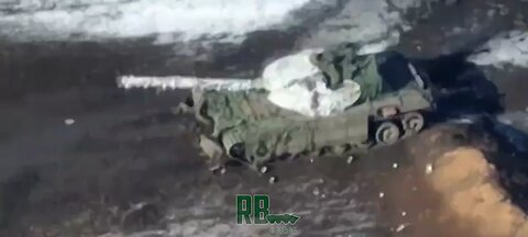 Tank of the 🅾️ group disassembles the positions of Ukrainian militants