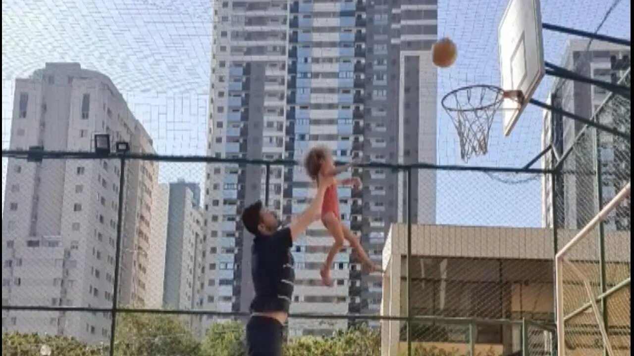 Criança de QUATRO anos ARRASANDO no Basquete ⛹️🏀