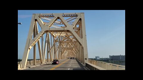 LATINX CROSSING A BRIDGE 🌉 FULL OF WHITEAMERIYANK, ITALIAMERIXS HAHAHA JAJAJA TO FUNNY PEOPLE 😄😆🤣