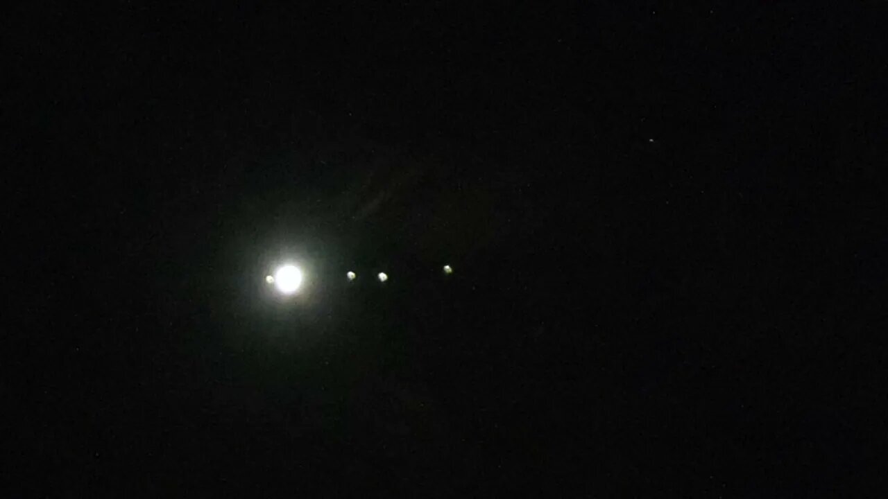 Jupiter med månar som bytt plats från vänster till höger.