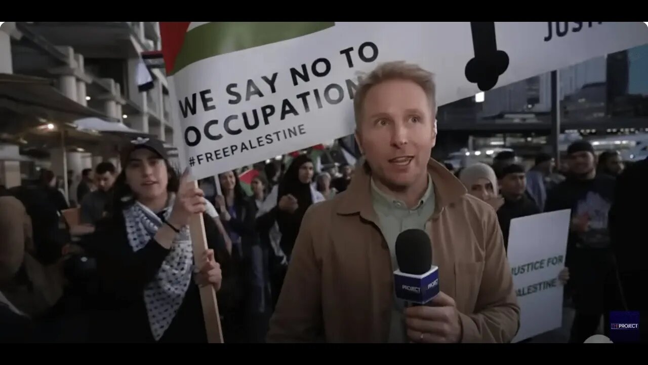Muslims shout "gas the Jews"