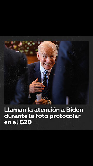 Joe Biden se distrae durante una foto oficial en la cumbre del G20