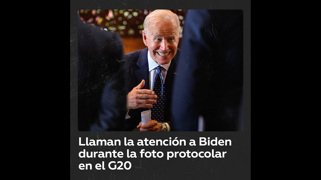 Joe Biden se distrae durante una foto oficial en la cumbre del G20