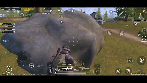 Várias plays em sequência jogando PUBG Mobile no mapa Livik.(1)