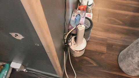 Ewka robi listewkę na kant ściany w przedpokoju 👮🏻 piątek 05.05.2023 rok