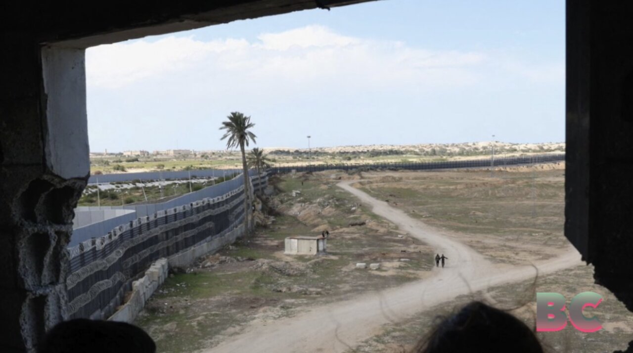 Egypt Builds Walled Enclosure on Border