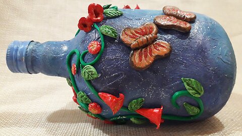 GARRAFA DECORADA -BORBOLETA JOANINHAS E FLORES - MODELAGEM COM MASSA DE BISCUIT @lucibuzo ​