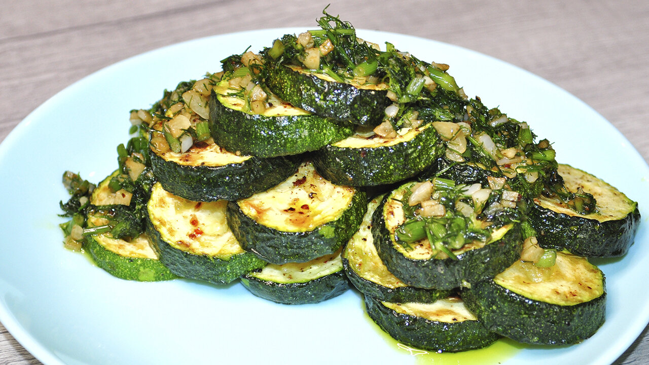 I have not eaten such delicious zucchini! Spanish zucchini with garlic. Nelli Vegan