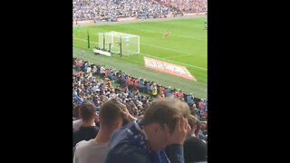 Gol do título do Liverpool visto da torcida do Chelsea