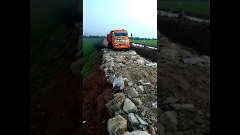 truk engkel, lewati jalan terjal