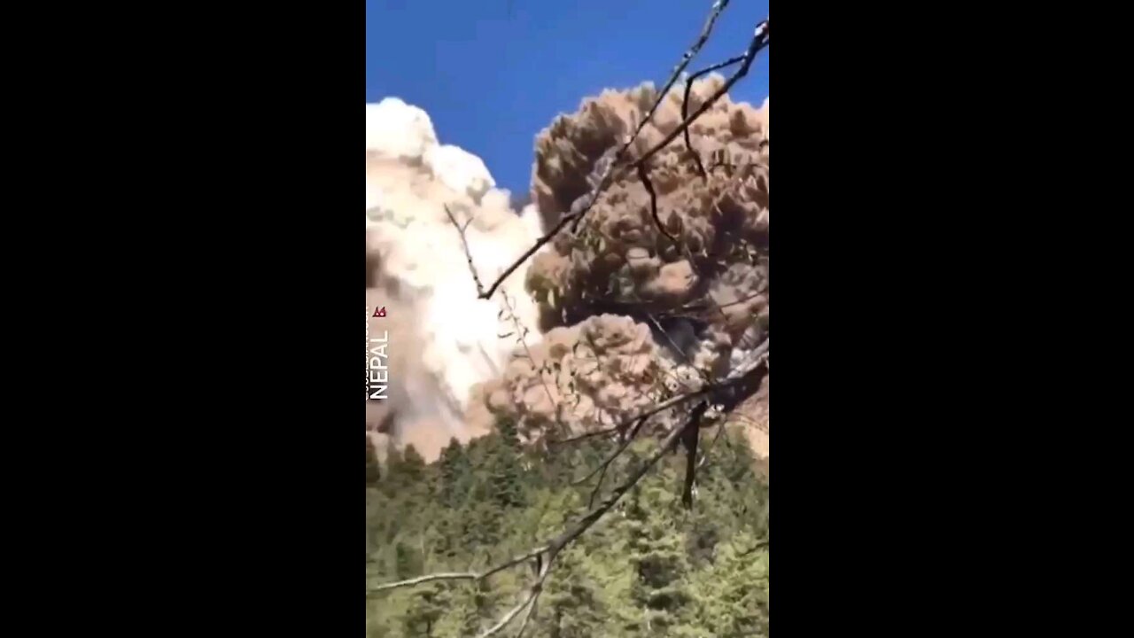 Snowy avalanche in Nepal 😱😱😱