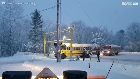 Voici comment on déneige un bus dans le Maine