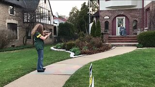 'She healed my heart': Friend puts on concert for COVID-19 patient on front lawn