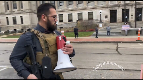 An armed demonstrator, describing himself as “anti-Black Lives Matter”,Kenosha County Courthouse 👀