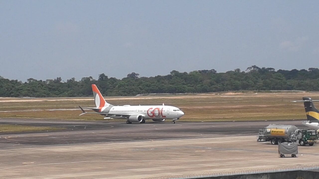 Boeing 737 MAX 8 PR-XMF taxiando após em Manaus vindo de Brasília