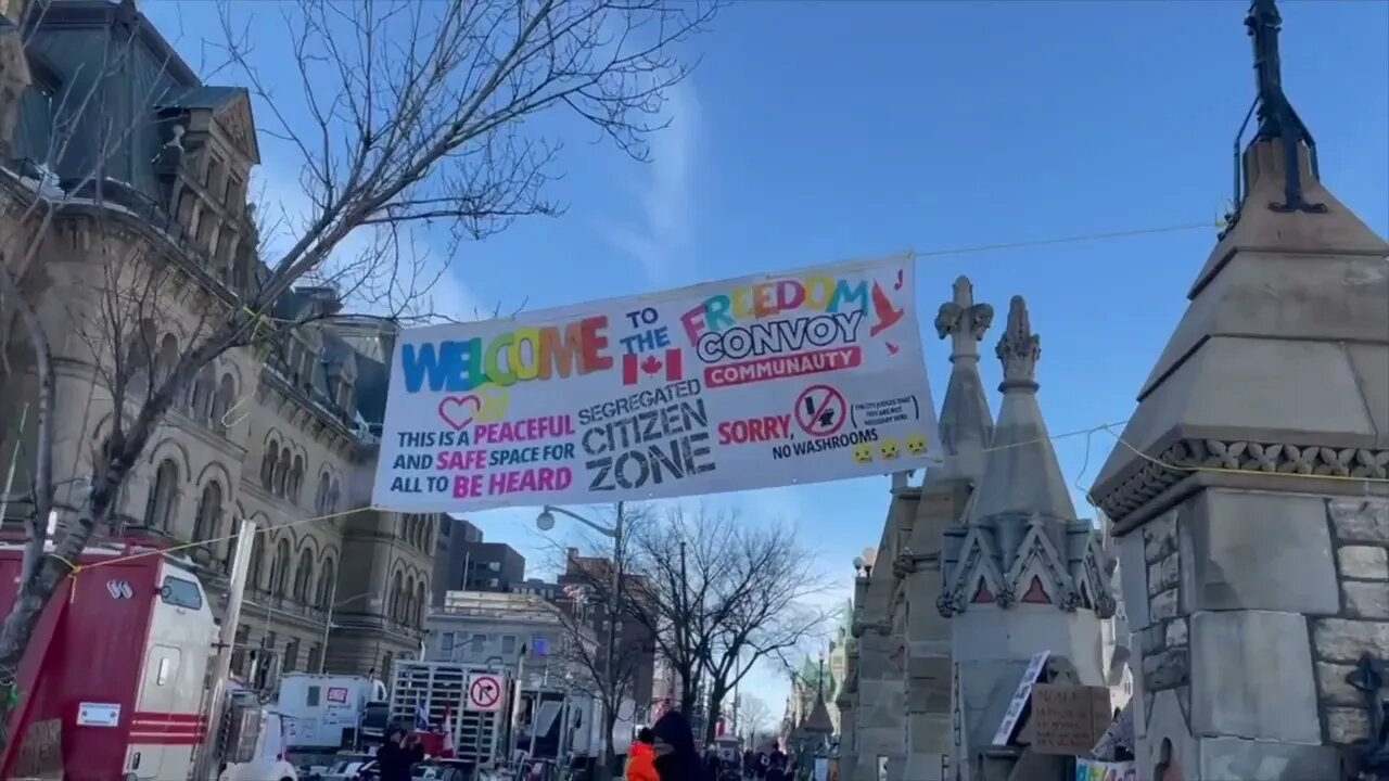 🇨🇦 Downtown Ottawa 🇨🇦 (Protestors redecorate parliament entrance) *peacefully*