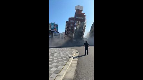Insane footage of building collapse after 7.5 earthquake in Taiwan