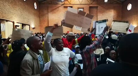 SOUTH AFRICA - Johannesburg - Alexandra residents waiting for mayor (videos) (5A3)