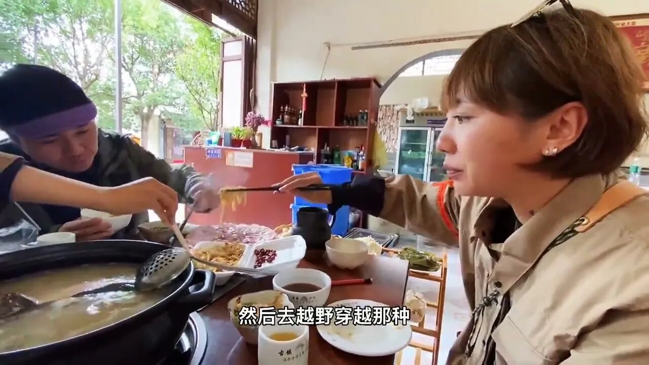 A rainy season motorcycle trip in Dali is a blessing to be backed up by an off-road RV.