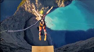 Smukt elastikspring fra en klippe på Zakynthos