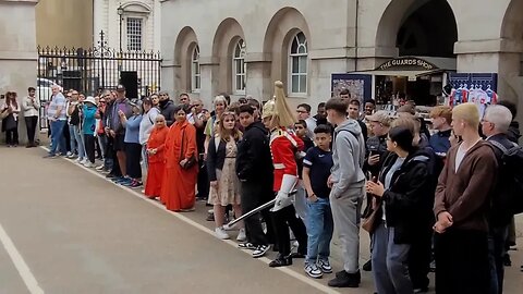 Guard pushes past tourist me way #horseguardsparade