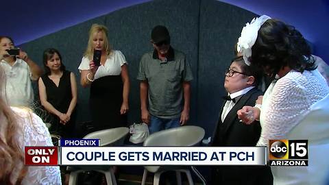 Couple gets married at Phoenix children's hospital