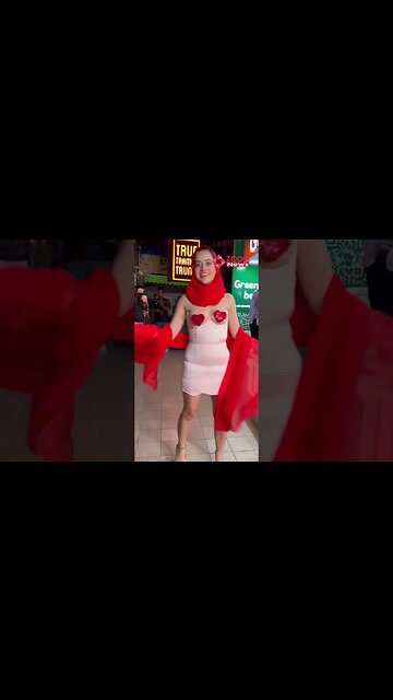 Urfi Javed says, "Aaj kisi ko neend nahi aaegi" as she flaunts her bizarre outfit 😂 #shorts #urfi