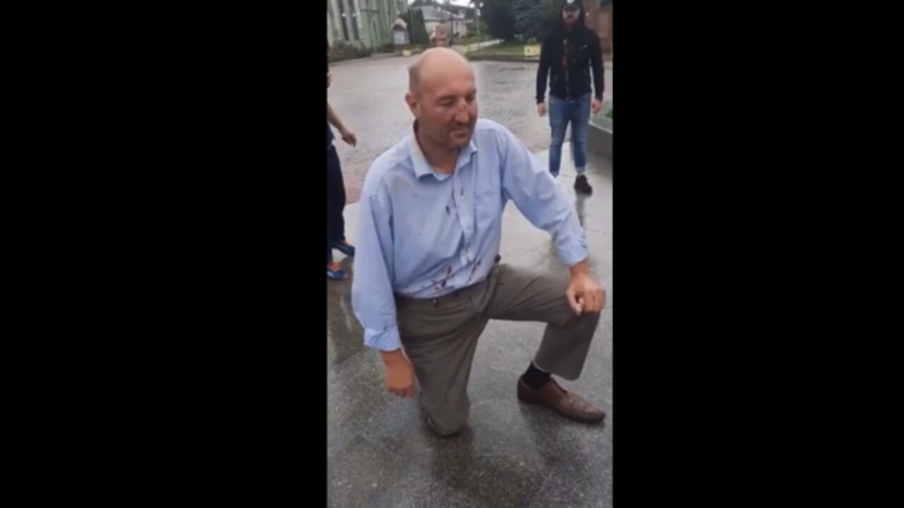 Ukraine opposition MP met by locals who broke his nose and forced to apologise to Nazi formations