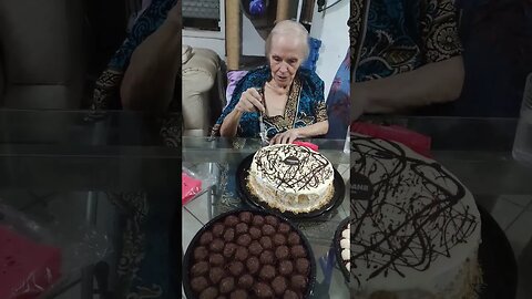 Dra Evelyn Joy Raywood Taves (mamãe) aniversário cortando o bolo