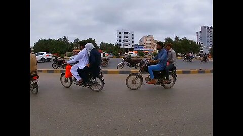 Karachi Traffic Police wale awam ki khidmat me masroof 😂 Moto vlog WildLens Shahid Shah