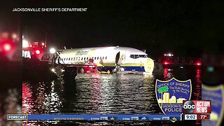 Large jet skids into a river in Florida with 142 on board