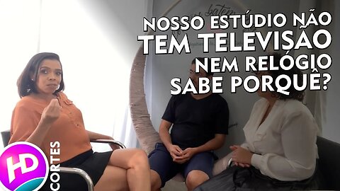 Nós tiramos o relógio e a televisão do nosso estúdio de beleza!