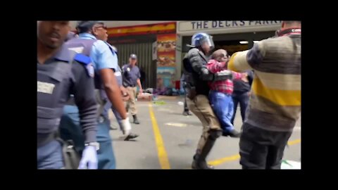 SOUTH AFRICA - Cape Town - Refugees violently removed from Cape Town CBD (Video) (Wqv)