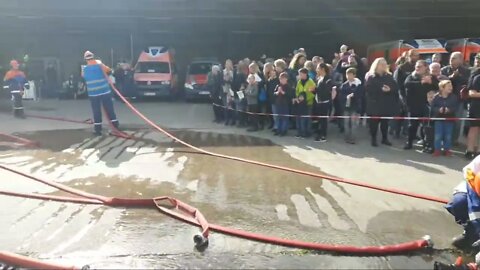 Jugendfeuerwehr Übung beim Tag der offenen Tür im Gefahrenabwehrzentrum Neumünster