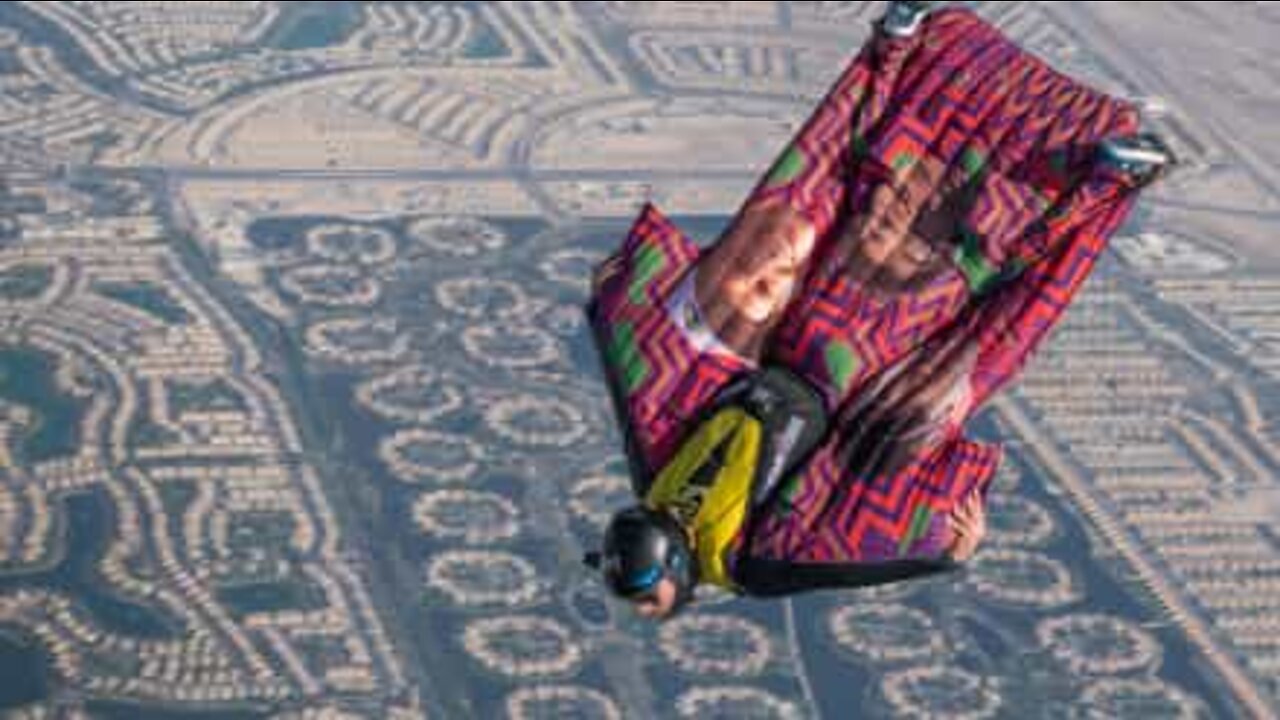 Immagini impressionanti di un lancio in Wingsuit a Dubai