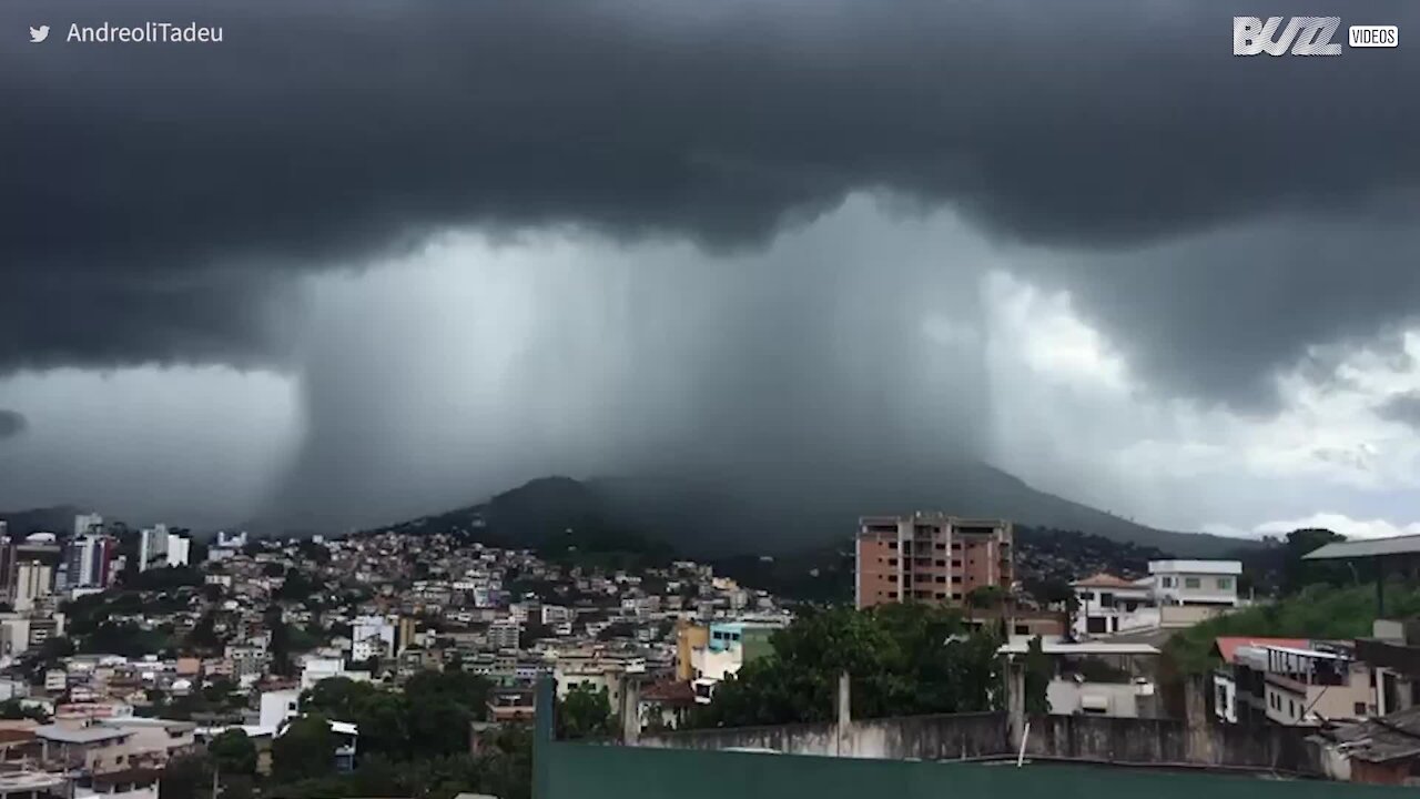 Une trombe d'eau apocalyptique filmée au Brésil