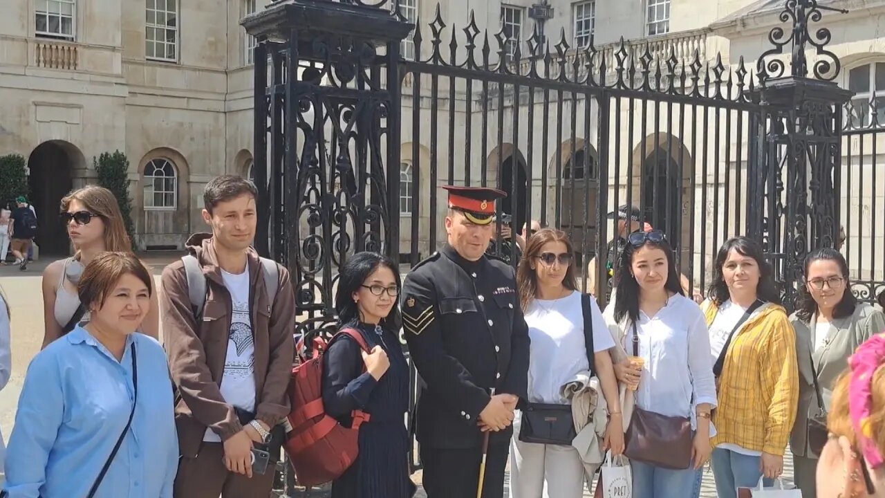 Corporal poses with tourist's #horseguardsparade