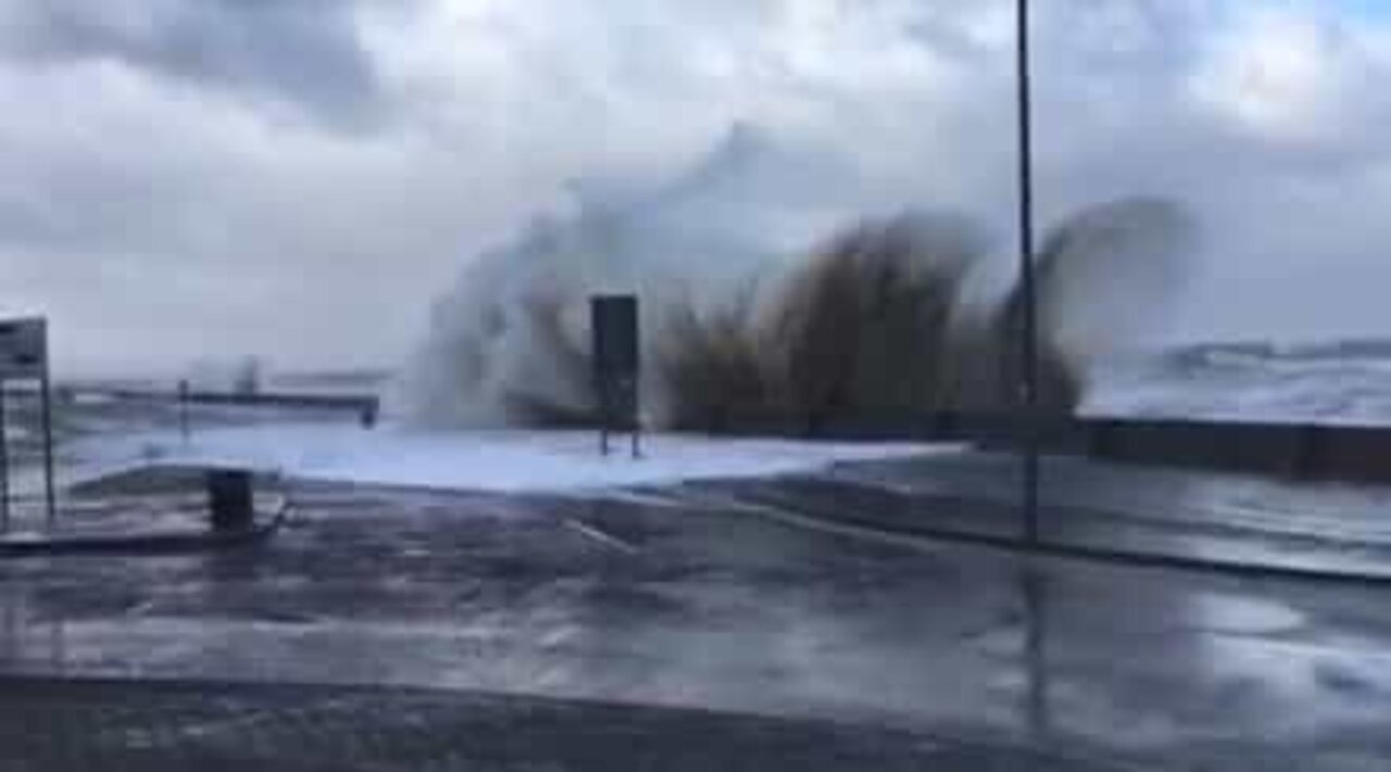 イギリスで台風エレノアによって引き起こされた巨大な波