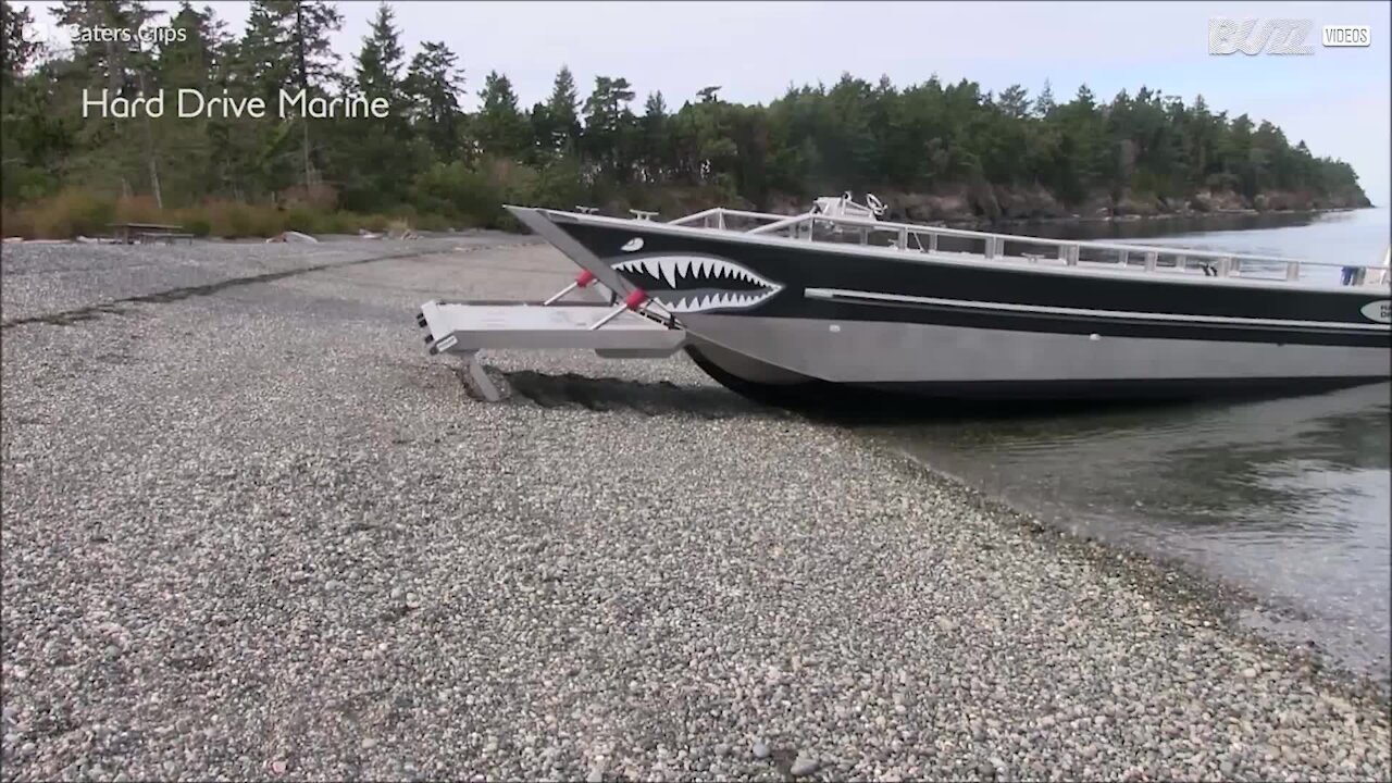 Ce bateau requin est doté d'un excellent mécanisme d'auto-amarrage.