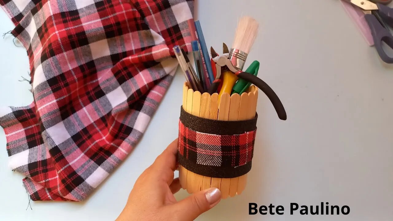 LATA DECORADA COM PALITO E EVA/ PENCILHOLDER